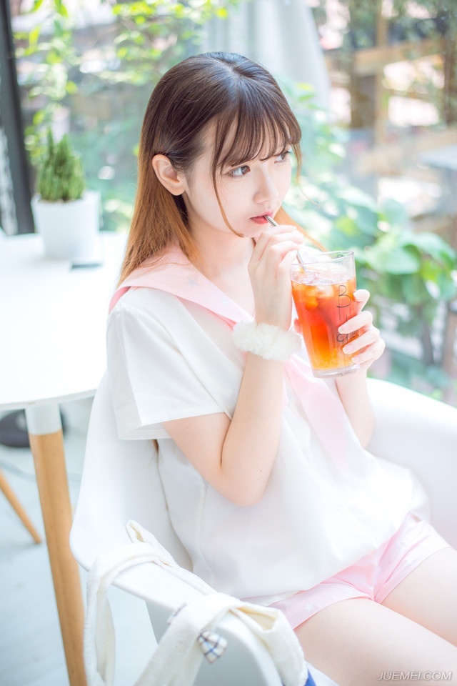“越快越好，孔明这几日不间断来信催促。”刘备沉声道：“只是如何撤兵，还要跟两位军师商议一番。”
